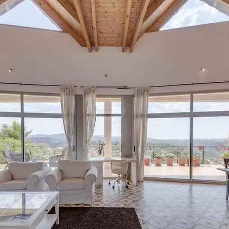 House In Hills With Views To The Sea Semesterbostad