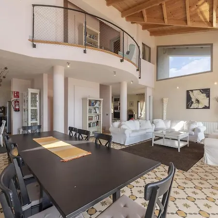 House In Hills With Views To The Sea Semesterbostad